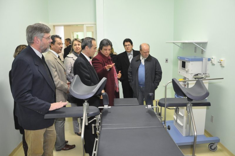 Prefeito, administradores e autoridades conferem Sala Cirúrgica do Centro Obstétrico, com equipamentos de última geração/Foto: João Alves Prefeito, administradores e autoridades conferem Sala Cirúrgica do Centro Obstétrico, com equipamentos de última geração/Foto: João Alves