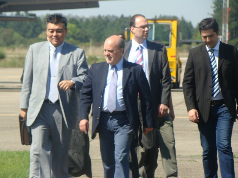 Prefeito recepciona diretor da Hyundai no Aeroporto de Camobi/Foto: fabrício Minussi