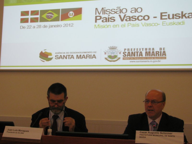 Prefeito Schirmer e o presidente da Aclima, durante a apresentação de Santa Maria aos investidores bascos - Foto: Divulgação