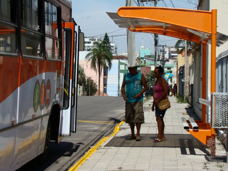 Abrigo de ônibus instalado na Rua Benjamin Constant/ Foto: João Vilnei 