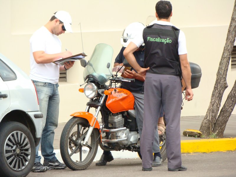 Blitz foram realizadas próximos aos pontos para verificarem a situação dos mototaxistas / Foto: João Vilnei