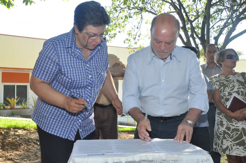 Prefeito e irmã Ubaldina assinaram o convênio nesta quinta / Foto: João Alves