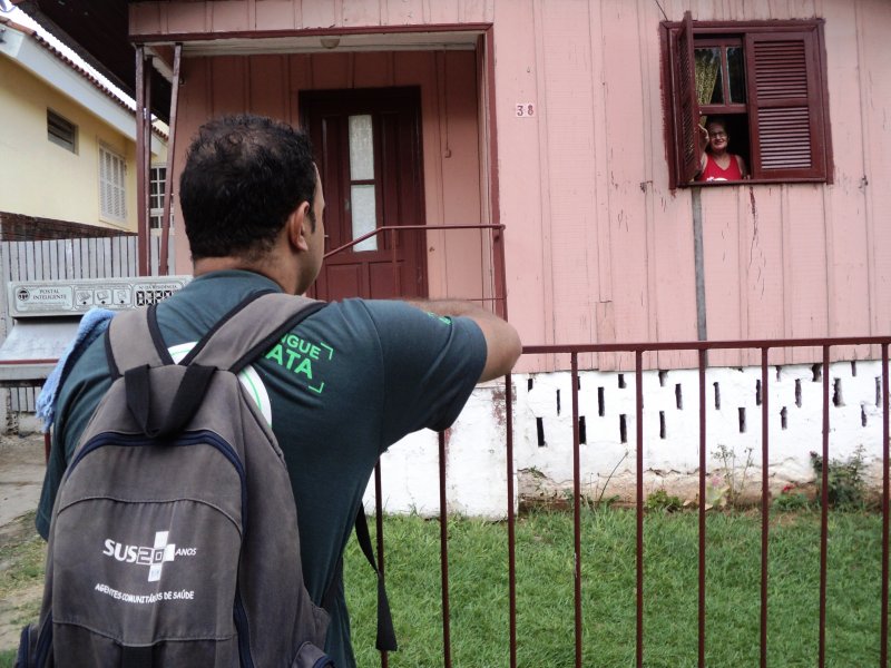 Agentes da Dengue visitam todas as residências num raio de 300 metros a partir dos pontos onde foram localizadas as larvas/Foto: Fabricio Minussi