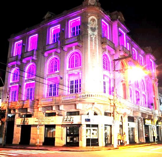 Edifício João Fontoura Borges está iluminado com luzes rosadas em homenagem ao Dia Internacional da Mulher/ Foto: João Alves