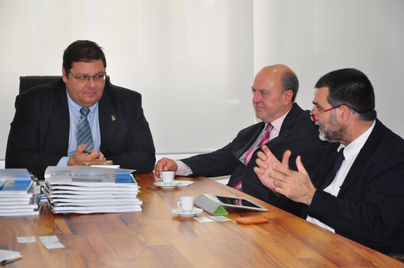 Reitor Felipe Müller, Prefeito Cezar Schirmer e presidente da Aclima, Juan Luiz Moragues, reunidos no Campus da UFSM/Foto: João Alves 