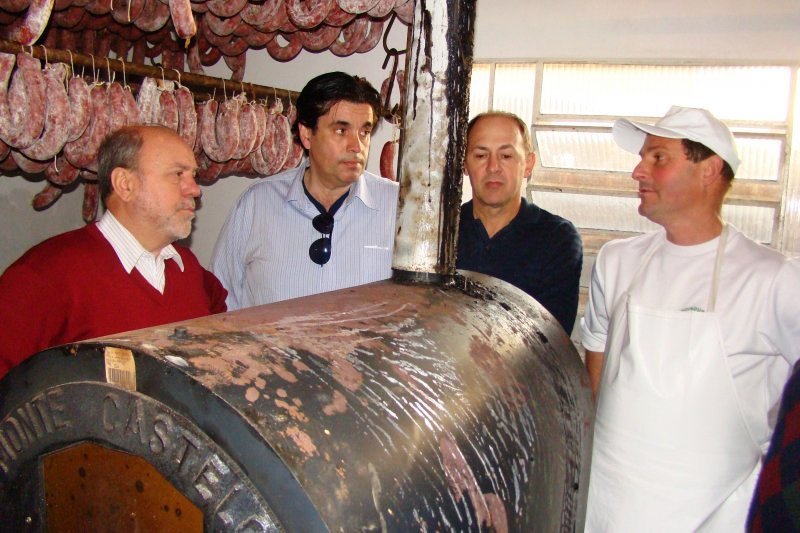 Prefeito, secretário e subprefeito de Arroio Grande, Rubismar Scremin, conferem as instalações da Agroindústria de produtos coloniais embutidos Santo Antônio. Foto: arquivo-PMSM
