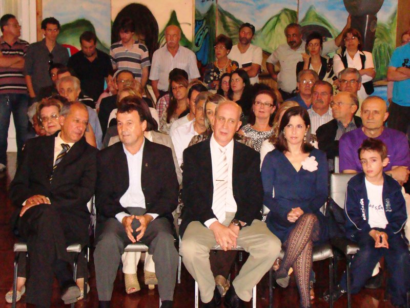 Pedro Brum (sentado ao centro, no lançamento da Feira do Livro 2012), é professor de Literatura do curso de Letras da Universidade Federal de Santa Maria (UFSM) e cronista do jornal A Razão