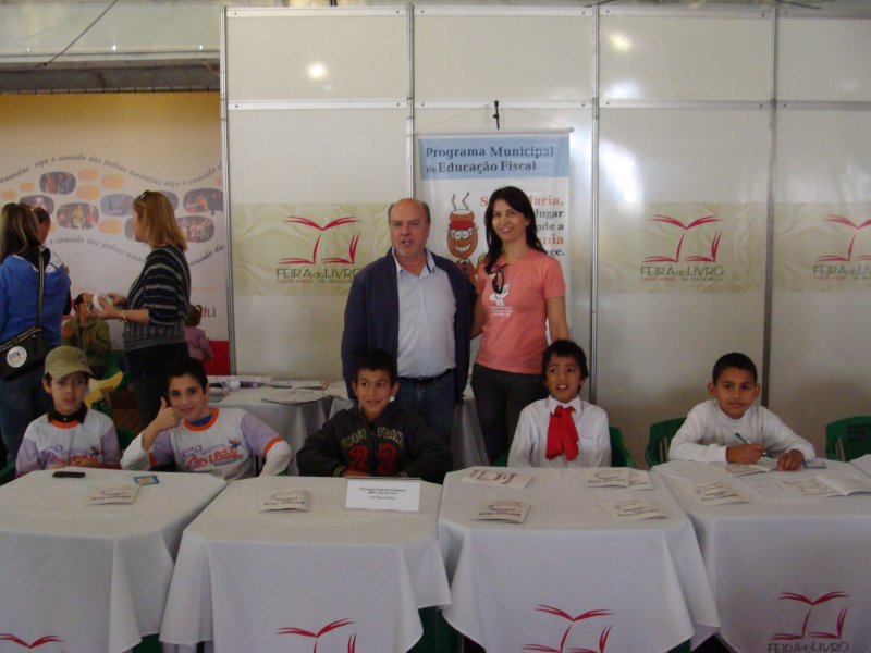 O prefeito Cézar Schirmer parabenizou os alunos e professores da escola pelo lançamento do Livro