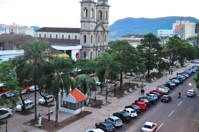 Para as obras de recuperação da avenida foram investidos um montante total de R$ 1,8 milhão, sendo R$ 1,2 milhão de emenda parlamentar do deputado Ibsen Pinheiro, e R$ 600 mil em contrapartida do município. Fotos: João Vilnei/Prefeitura de Santa Maria Para as obras de recuperação da avenida foram investidos um montante total de R$ 1,8 milhão, sendo R$ 1,2 milhão de emenda parlamentar do deputado Ibsen Pinheiro, e R$ 600 mil em contrapartida do município. Fotos: João Vilnei/Prefeitura de Santa Maria