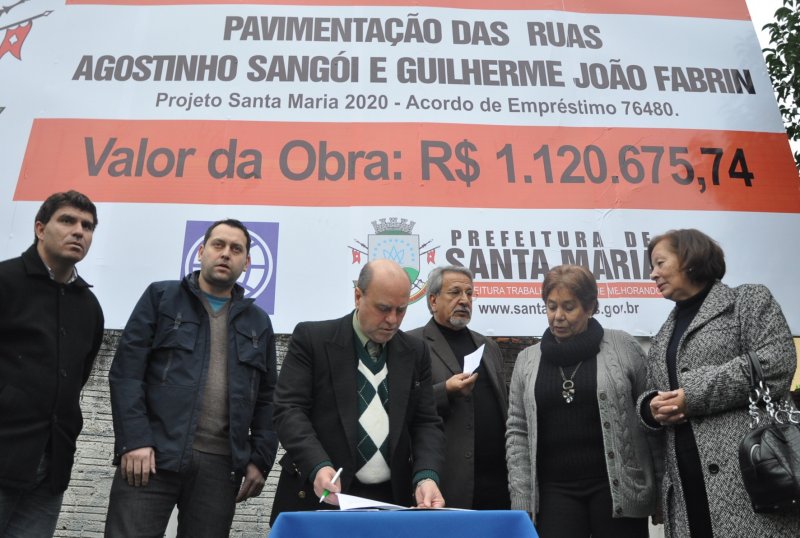 Prefeito autorizou o início das obras de asfaltamento das ruas Agostinho Sangoi e Guilherme João Fabrin / Foto: João Alves Prefeito autorizou o início das obras de asfaltamento das ruas Agostinho Sangoi e Guilherme João Fabrin / Foto: João Alves