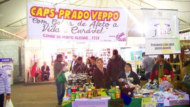 Caps Prado Veppo comercializa artesanato produzido por pacientes na Feicoop / Foto: Guilherme Bicca