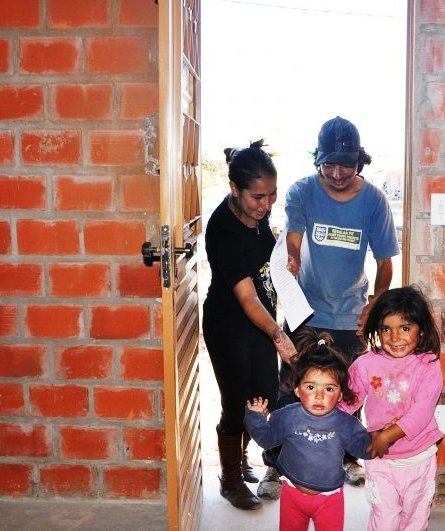 Familias que moravam provisoriamente em contêineres recebem primeiras casas do loteamento da Vila Brenner / Foto: João Alves Familias que moravam provisoriamente em contêineres recebem primeiras casas do loteamento da Vila Brenner / Foto: João Alves