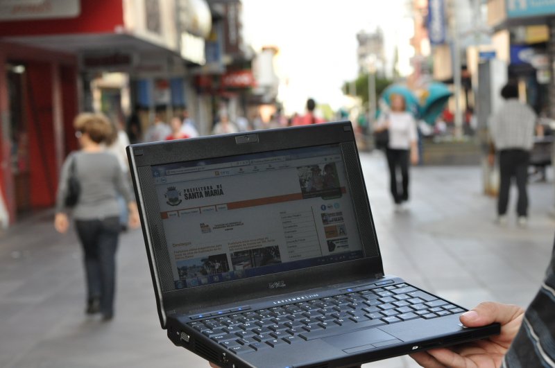 De acordo com o secretário Lemos, internet gratuita em locais públicos é um desejo da Administração Municipal em fornecer meios do cidadão se inserir no mundo / Foto: João Alves