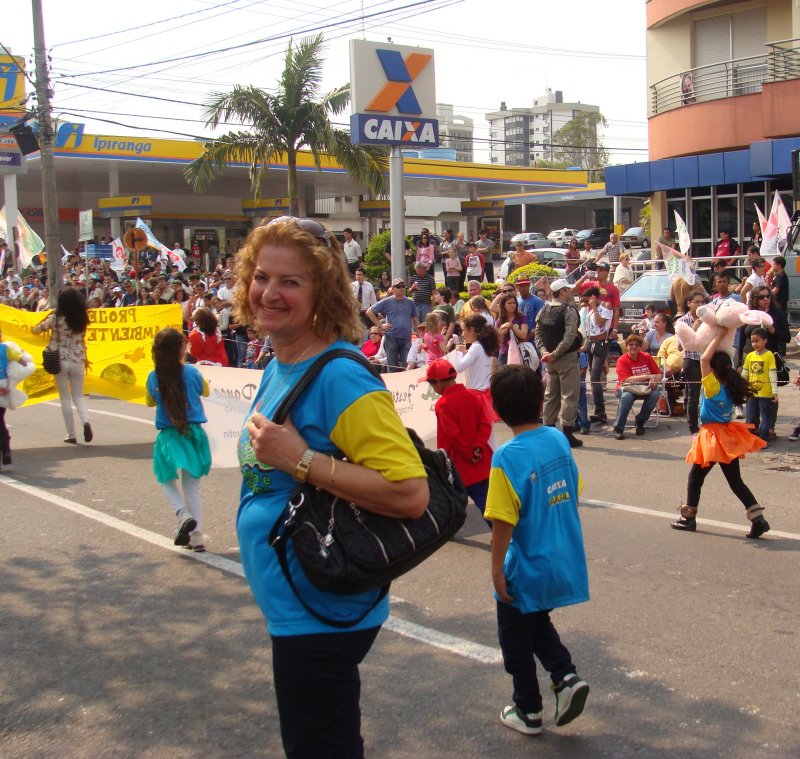 Prof. Vilma da EMEF Pinheiro Machado acompanha os alunos na avenida / Foto: Rosaura Vargas