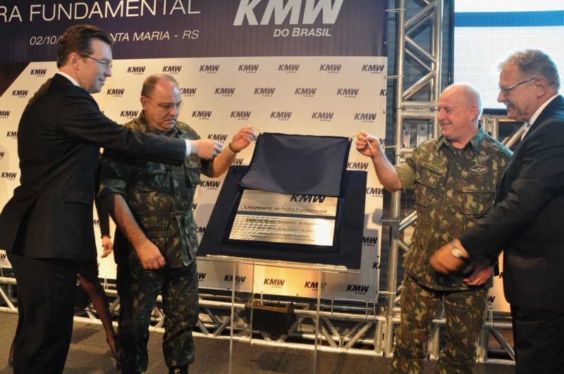 Investidores alemães fizeram o descerramento de uma placa que marca a presença da KMW no Brasil, com sede em Santa Maria. Foto: João Alves/Prefeitura de Santa Maria