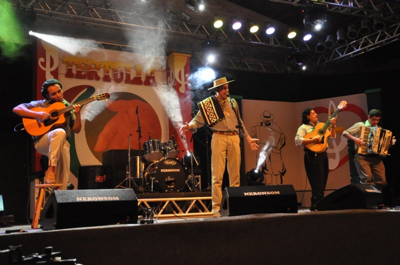 Na plateia, o público compareceu em grande número para prestigiar o evento que timbrou e voltou a marcar a história da cultura gaúcha