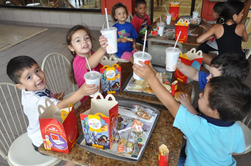Crianças lancharam e se divertiram no Mc Donald's como premiação por terem vencido a Gincana do Natal do Coração - Foto: João Alves/Prefeitura Crianças lancharam e se divertiram no Mc Donald's como premiação por terem vencido a Gincana do Natal do Coração - Foto: João Alves/Prefeitura
