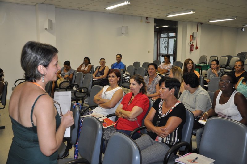 Professora Núbia da Silva, da Smed, ministra aula inicial do Curso de Formação do Programa Brasil Alfabetizado/Foto: João Alves 