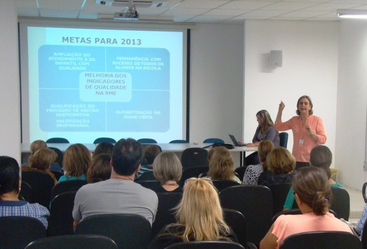 Superintendente Pedagógica coordena reunião com diretores/Foto: Pâmela Matge