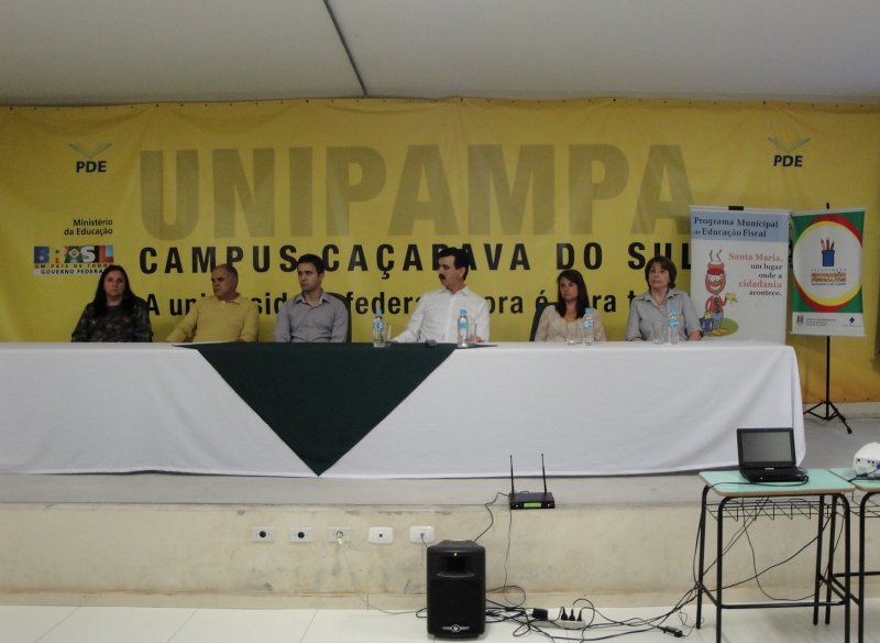 Prefeito, Otomar Vivian ao centro acompanhado pelos seus secretários e convidadas Prefeito, Otomar Vivian ao centro acompanhado pelos seus secretários e convidadas