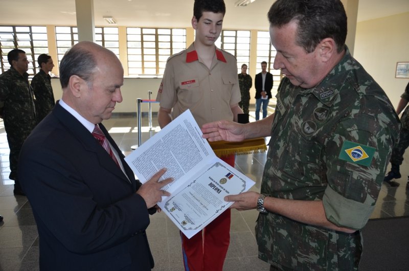 Prefeito recebeu um diploma das mãos do comandante / Foto: Felipe Pires