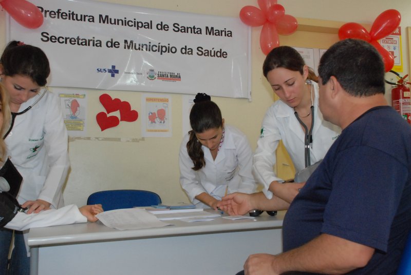 Pacientes recorreram à unidade para verificar a pressão arterial e receberam orientações sobre saúde/Foto: João Vilnei