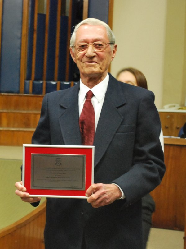 Dr. Schons na Câmara de Vereadores de Santa Maria, quando foi homenageado pela casa - Foto: Arquivo Câmara de Vereadores de Santa Maria