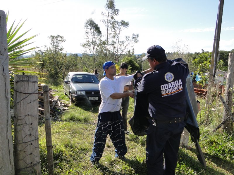 Guarda Municipal reforçou acelerou o atendimento aos atingidos, agilizando a distribuição de lonas em todas as regiões da cidade. Foto: Guarda Municipal/Assessoria de Imprensa