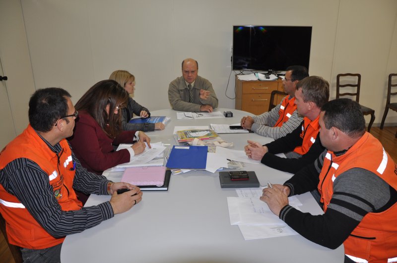 Após reunião entre Prefeito e representantes da Defesa Civil ficou decido que não há amparo legal para decretar situação de emergência, apesar dos estragos constatados. Foto: João Alves/Assessoria de Imprensa