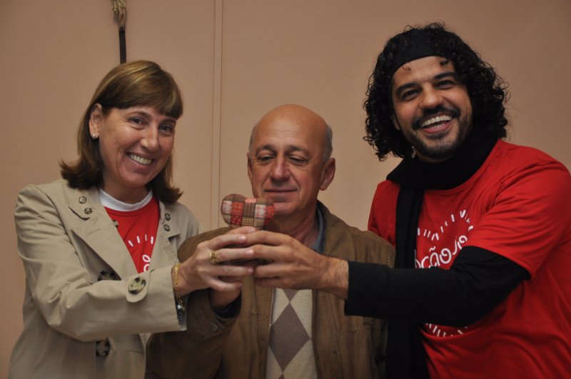 Cel Sérgio Severo recebe, em ato simbólico o primeiro coração da Ação de Santa Maria - Foto: João Alves/Prefeitura