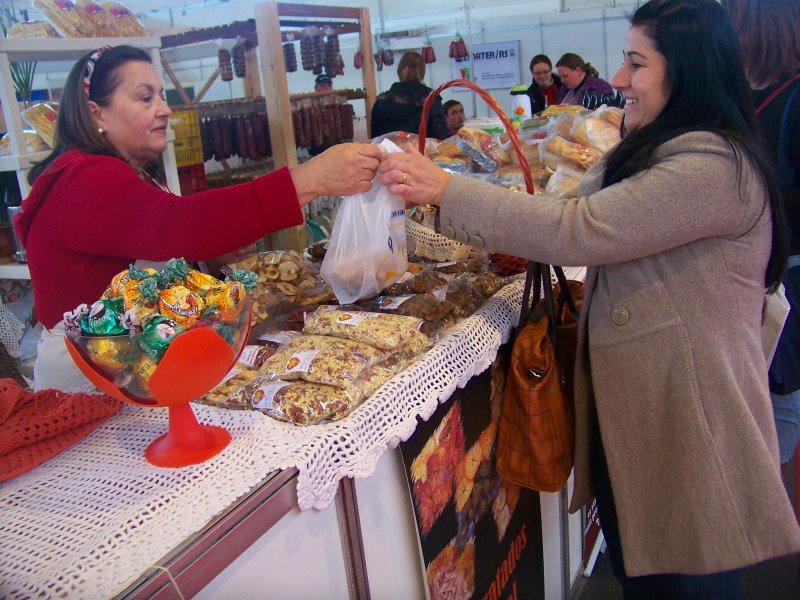 Além dos estandes individuais onde as agroindústrias comercializam e oferecem degustação de seus quitutes, o turismo rural santa-mariense dispõe do espaço Armazém Santa Maria - Foto: Guilherme Bicca/Prefeitura Além dos estandes individuais onde as agroindústrias comercializam e oferecem degustação de seus quitutes, o turismo rural santa-mariense dispõe do espaço Armazém Santa Maria - Foto: Guilherme Bicca/Prefeitura