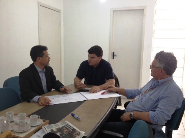 Secretário Tubias Calil e o engenheiro Sérgio Martini recebem o superintendente regional da Corsan, Julio Espírito Santo - Foto: Letiuza Paes/Prefeitura Secretário Tubias Calil e o engenheiro Sérgio Martini recebem o superintendente regional da Corsan, Julio Espírito Santo - Foto: Letiuza Paes/Prefeitura