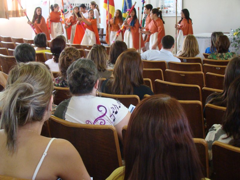 Público prestigiou apresentação da OCA Brasil, com alunos de escola Estadual, na abertura da Jornada Municipal de Educação Ambiental/Foto: João Vilnei Público prestigiou apresentação da OCA Brasil, com alunos de escola Estadual, na abertura da Jornada Municipal de Educação Ambiental/Foto: João Vilnei