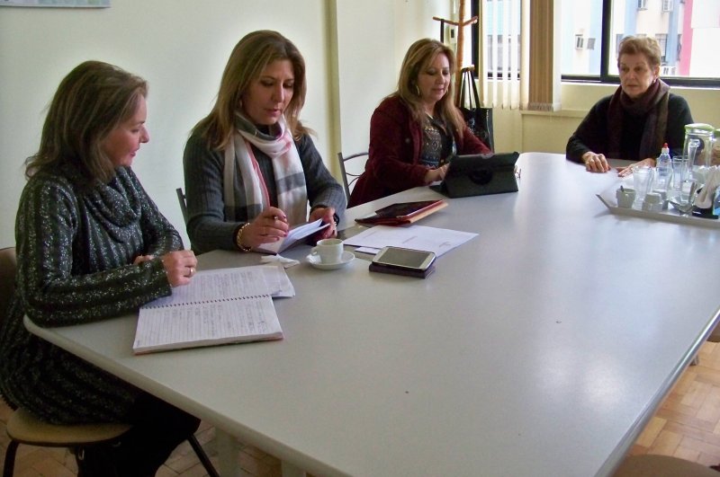Participaram da reunião, representando a Secretaria de Turismo, a titular da pasta, Profª Norma Moesch, e a superintendente Enira Trindade; além da secretária de Município da Cultura, Marilia Chartune; e a coordenadora do Natal do Coração, Carmen Pacheco Participaram da reunião, representando a Secretaria de Turismo, a titular da pasta, Profª Norma Moesch, e a superintendente Enira Trindade; além da secretária de Município da Cultura, Marilia Chartune; e a coordenadora do Natal do Coração, Carmen Pacheco