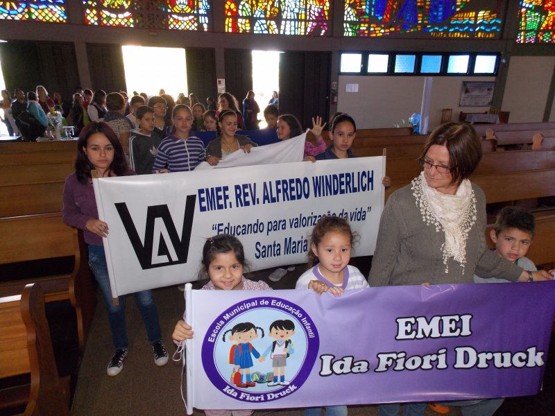 Alunos e professores abriram a solenidade religiosa msotrando o banner de suas escolas/Foto João Alves Alunos e professores abriram a solenidade religiosa msotrando o banner de suas escolas/Foto João Alves