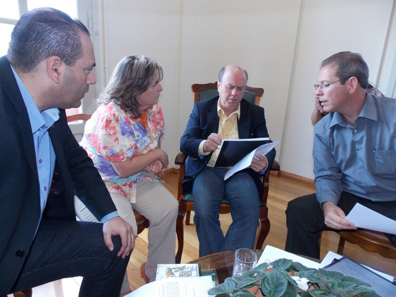 Representantes da AMM ressaltam ao prefeito Schirmer vantagens do novo tratado,para as regiões das missões e centro do Estado/Foto: João Vilnei
