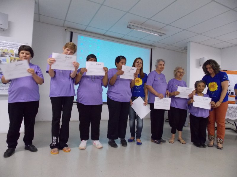 Alunas exibem com orgulho o certificado, que representa uma nova etapa no exercício da cidadania/Foto: Carlos Nunes Alunas exibem com orgulho o certificado, que representa uma nova etapa no exercício da cidadania/Foto: Carlos Nunes