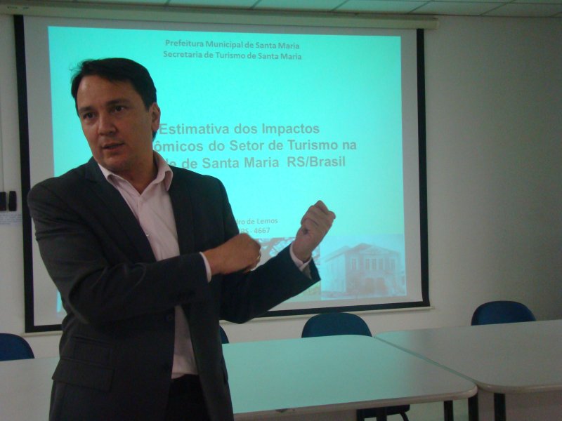 Economista Lemos apresentou o estudo, nesta sexta / Foto: Luiz Otávio Prates