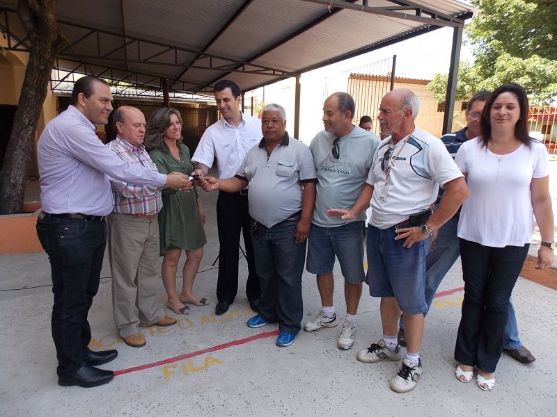 Prefeito e autoridades entregam as chaves dos veículos para os motoristas da prefeitura Prefeito e autoridades entregam as chaves dos veículos para os motoristas da prefeitura