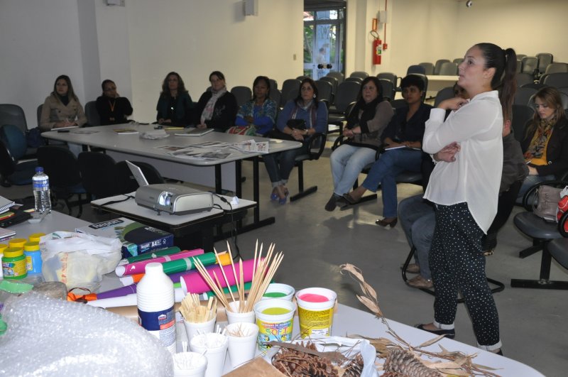 Professora trabalha com metodologia dos ateliers italianos Professora trabalha com metodologia dos ateliers italianos
