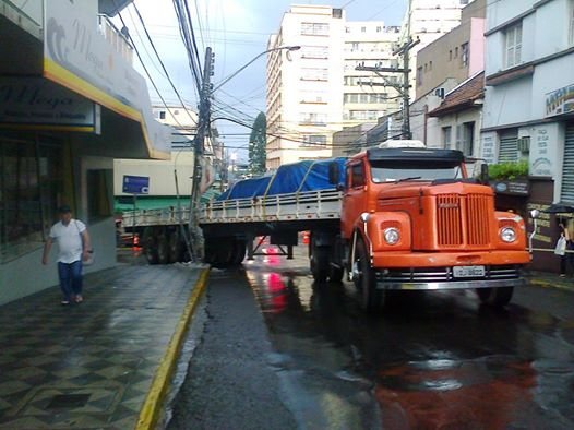 Caminhao bate em poste. Foto especial: Ilciane Stoffels. 8/4/2014.