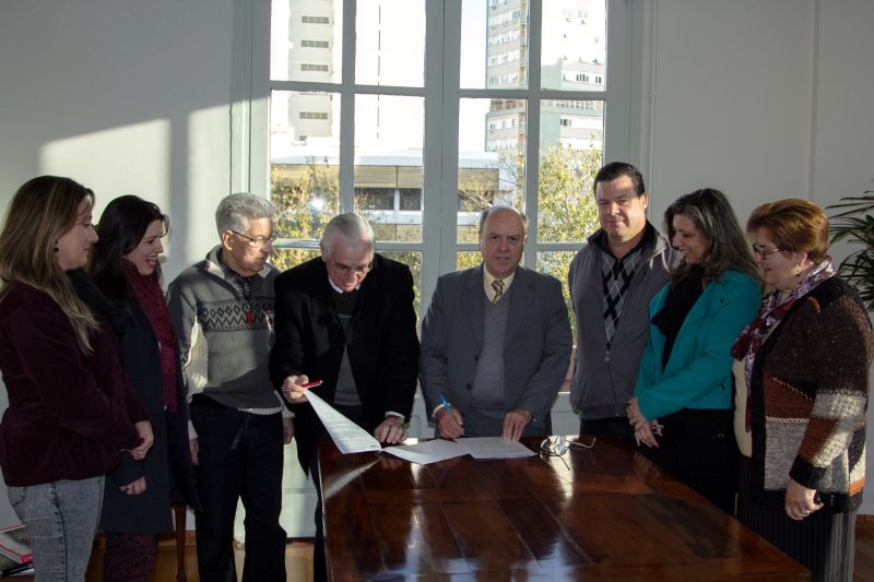 Assinatura de convênio entre prefeitura e Fundae. Foto: Vítor Mirailh