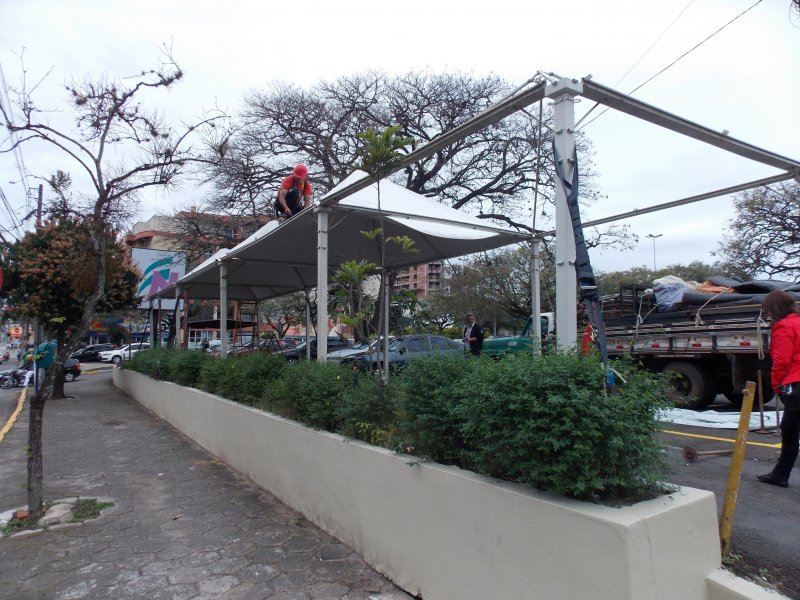 Desde o início da tarde equiupes trabalham na montagem do palanque oficial/Foto: Vitor Mirailh