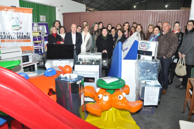 Fotos: João Alves entrega de equipamentos para escolas que atendem crianças de zero a cinco anos