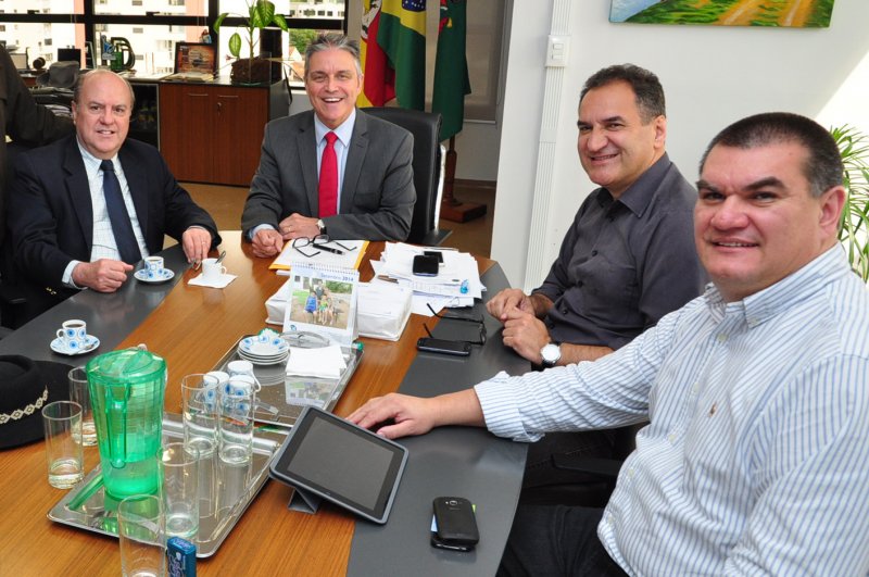 Na oportunidade o prefeito Cezar Schirmer fez uma visita de cortesia  ao prefeito de São Leopoldo, Aníbal Moacir da Silva, e secretários do município 