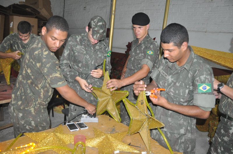 Soldados do Exército auxiliam na confecção dos adornos, na Fábrica do Natal/Fotos: João Alves Soldados do Exército auxiliam na confecção dos adornos, na Fábrica do Natal/Fotos: João Alves