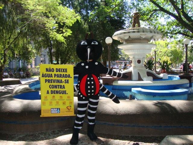 Mascote vestido de "Mosquito da Dengue" percorre a cidade com dicas de prevenção a proliferação do mosquito Mascote vestido de "Mosquito da Dengue" percorre a cidade com dicas de prevenção a proliferação do mosquito