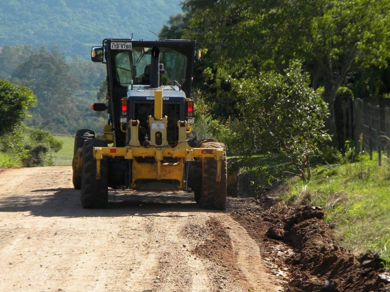 Fotos: Divulgação. Interior: manutenção das estradas da Linha Sete e de Santa Terezinha. 