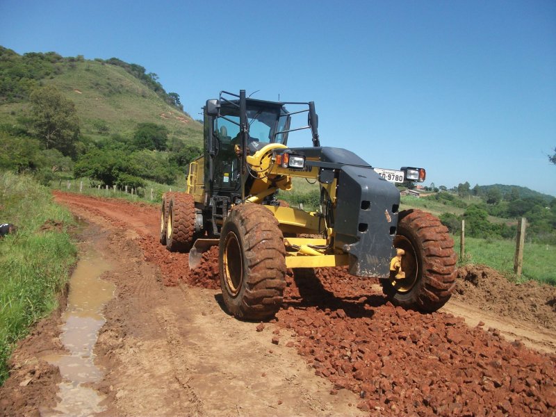 Fotos: Divulgação Secretaria de Infraestrutura. Patrola nos distritos: estradas do Divino, em Santo Antão, e no Mato Alto, Passo do Verde. Fotos: Divulgação Secretaria de Infraestrutura. Patrola nos distritos: estradas do Divino, em Santo Antão, e no Mato Alto, Passo do Verde.
