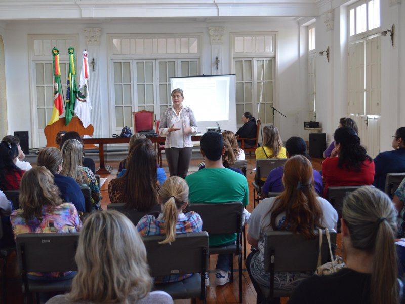 Enfermeiros e técnicos em enfermagem do município receberam capacitação para atuar na campanha, na tarde desta sexta (24)? Foto: Márcio Fontoura